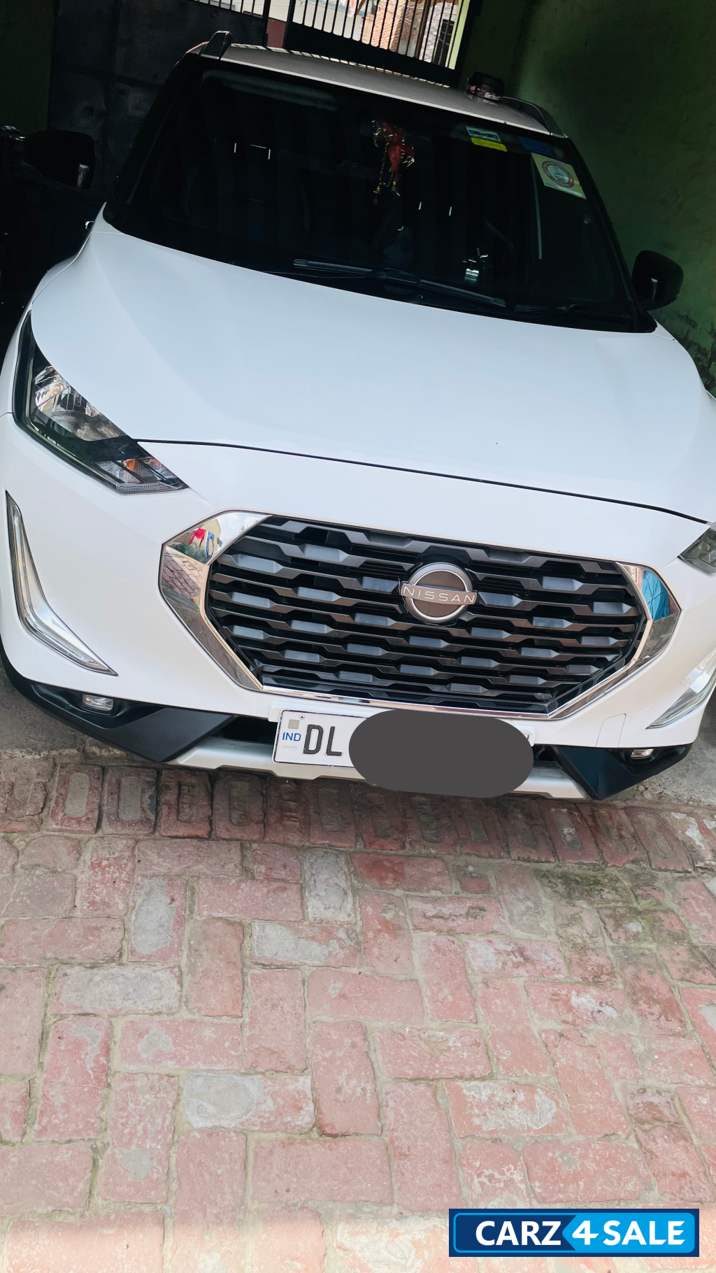 Storm White Nissan Magnite XV MT