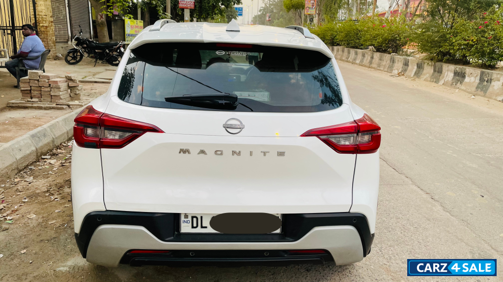 Storm White Nissan Magnite XV MT