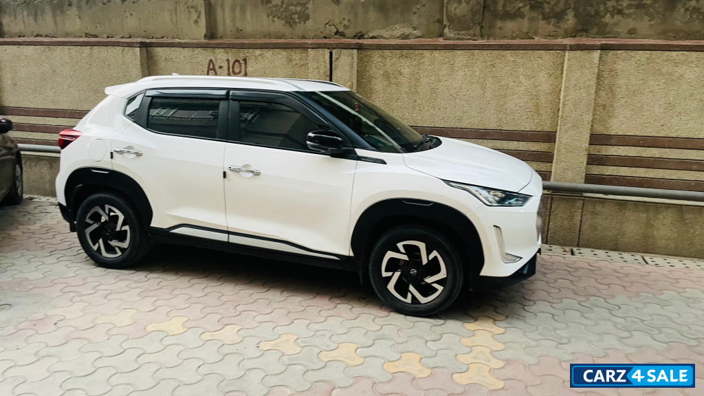 Storm White Nissan Magnite XV MT