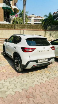 Storm White Nissan Magnite XV MT