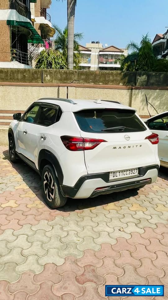Storm White Nissan Magnite XV MT