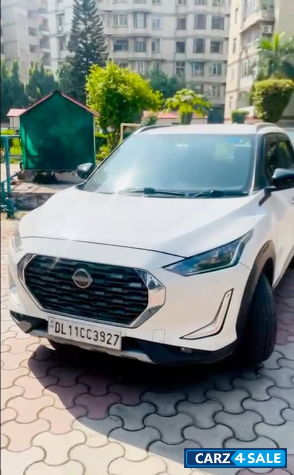 Storm White Nissan Magnite XV MT