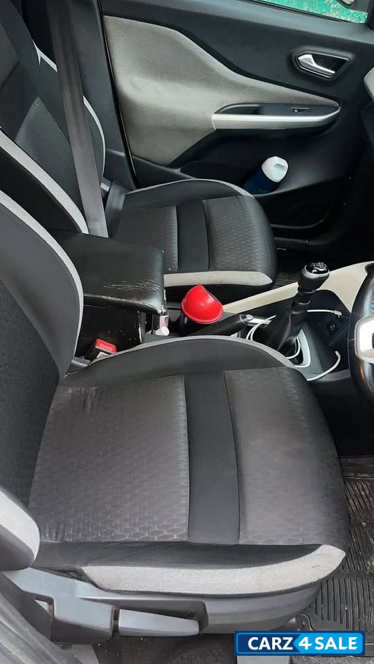 Storm White Nissan Magnite XV MT