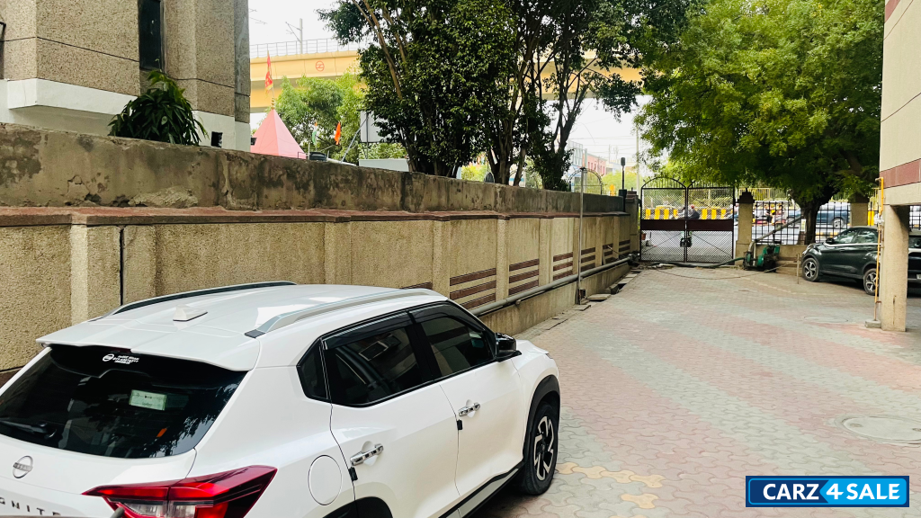 Storm White Nissan Magnite XV MT