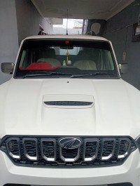 Perl White Mahindra Classic S7