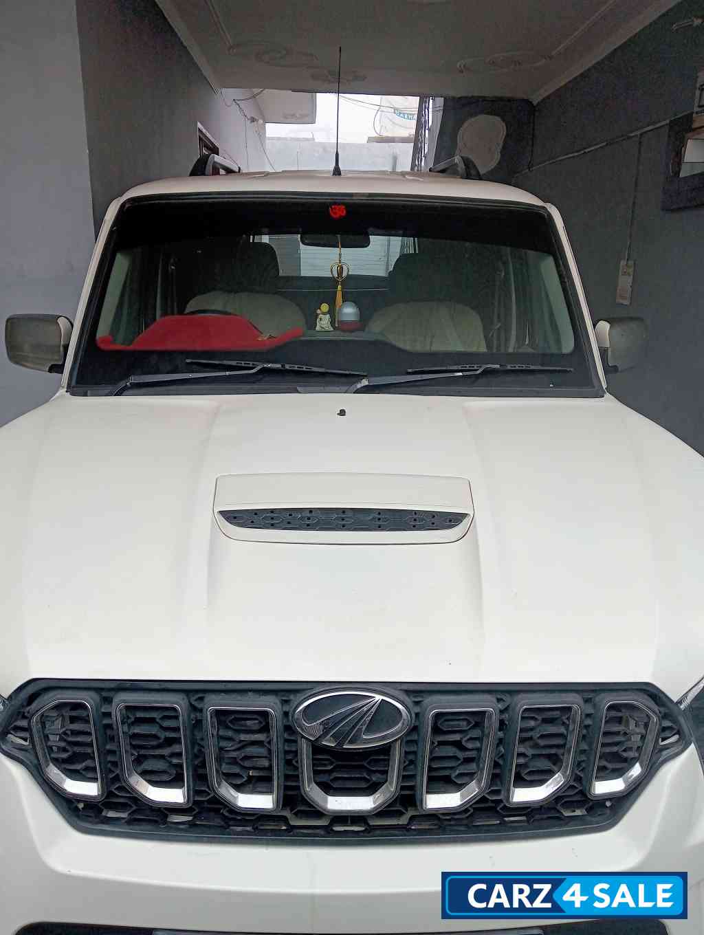 Perl White Mahindra Classic S7