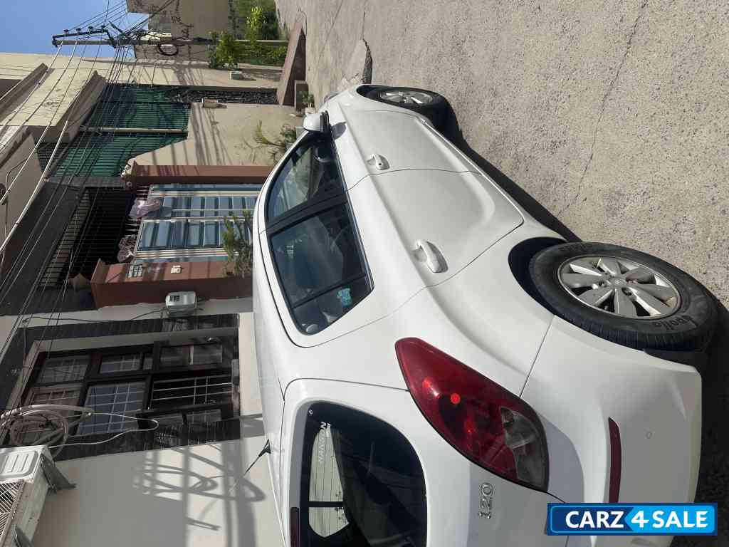 White Hyundai i20 Sports