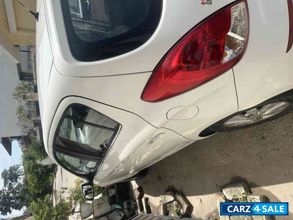 White Hyundai i20 Sports White Hyundai i20 Sports