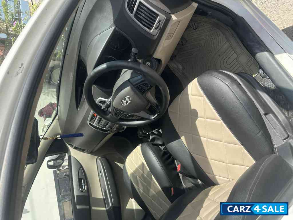 White Hyundai i20 Sports White Hyundai i20 Sports