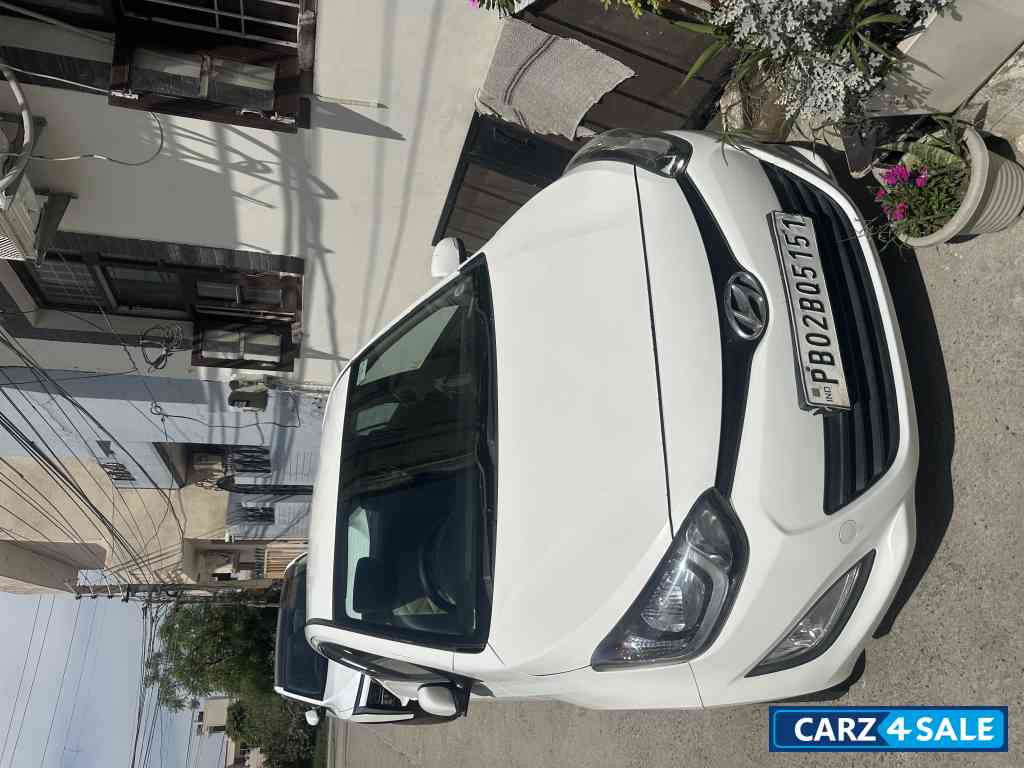 White Hyundai i20 Sports White Hyundai i20 Sports