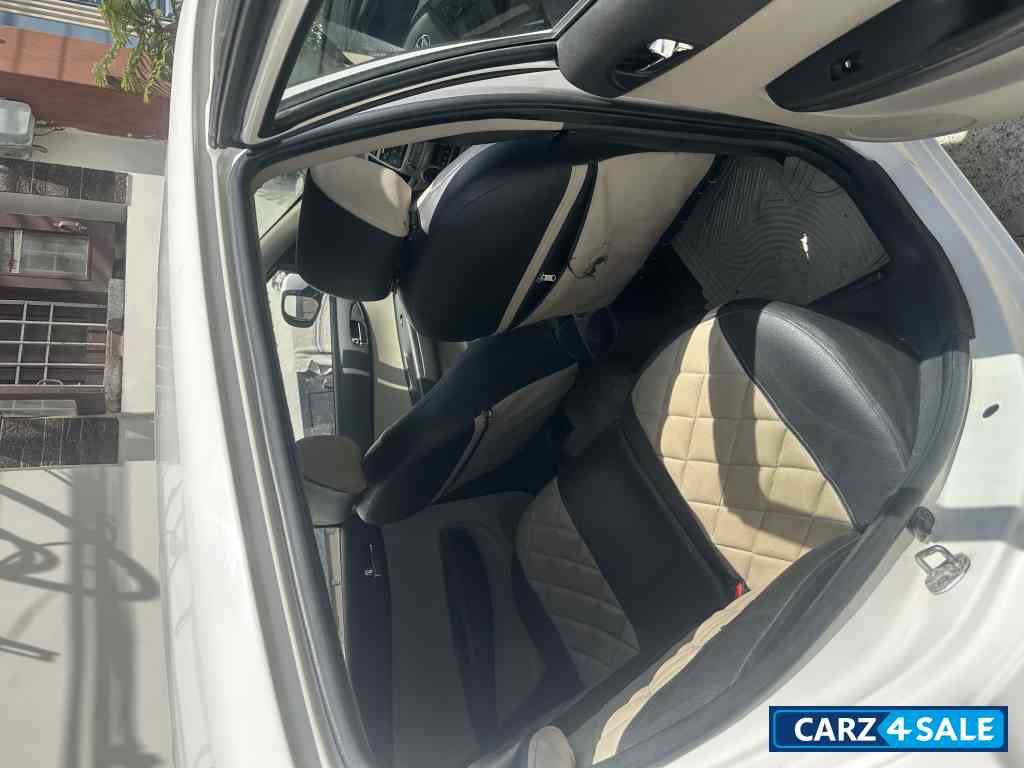 White Hyundai i20 Sports White Hyundai i20 Sports