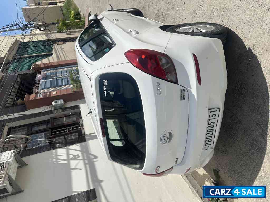 White Hyundai i20 Sports White Hyundai i20 Sports