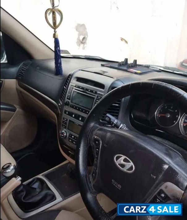 Crystals White Hyundai Santa Fe 4 WD