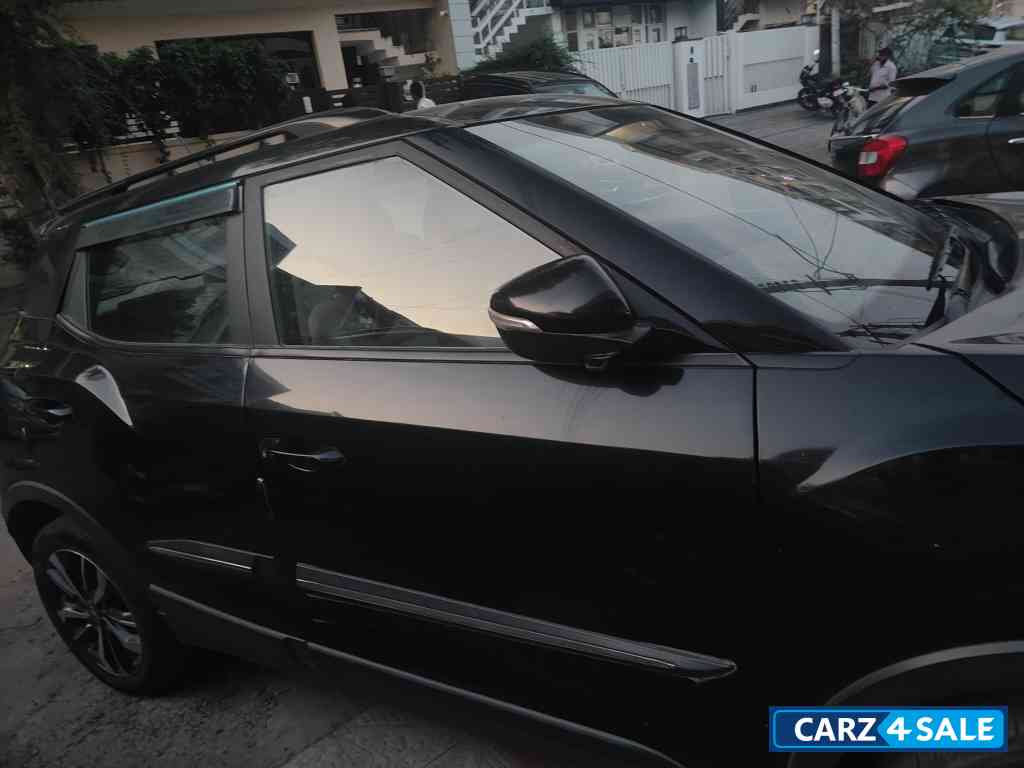 Mahindra XUV300 W8 optional