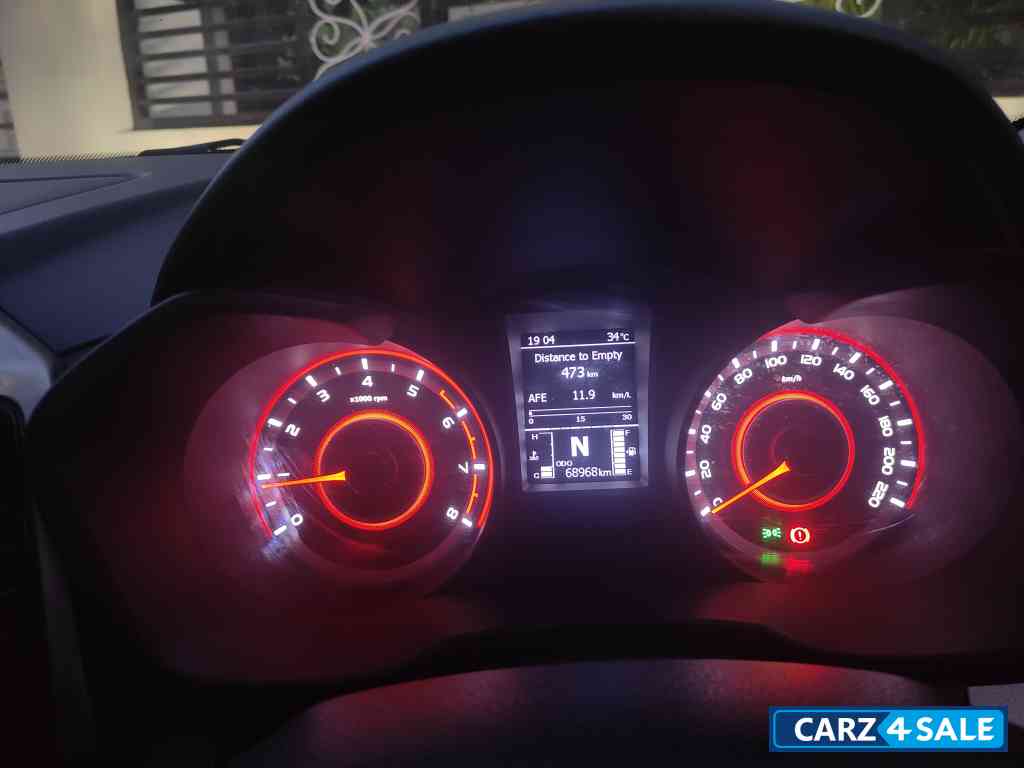 Mahindra XUV300 W8 optional