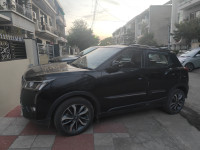 Mahindra XUV300 W8 optional