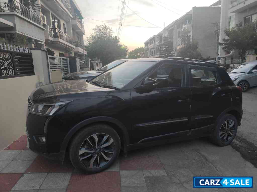 Mahindra XUV300 W8 optional