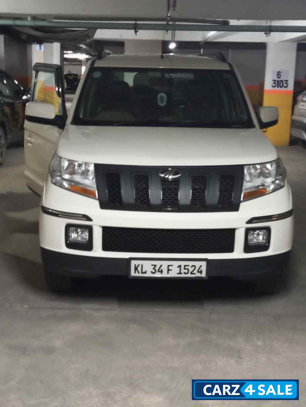 Mahindra TUV300 T4+