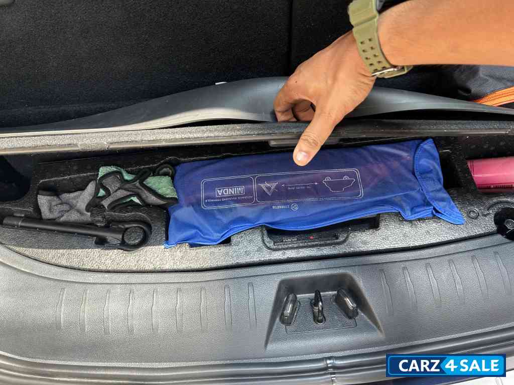 Midnight Black Mahindra XUV700 Ax7LDiesel MY