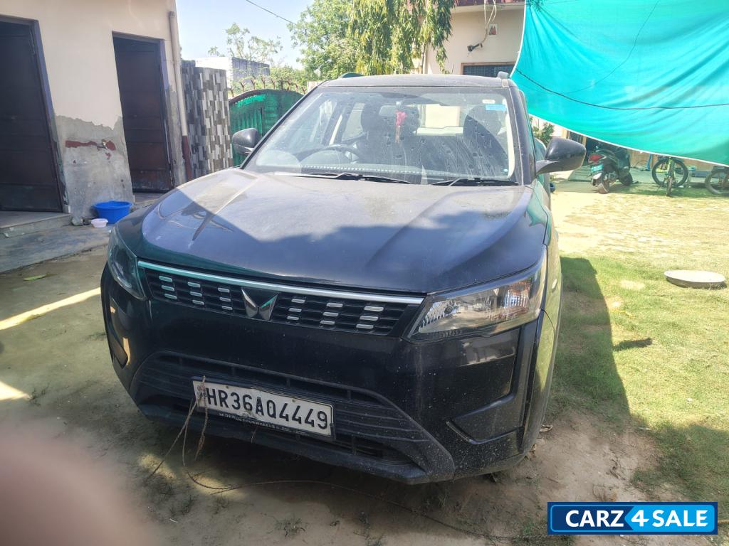 Mahindra XUV300 W6