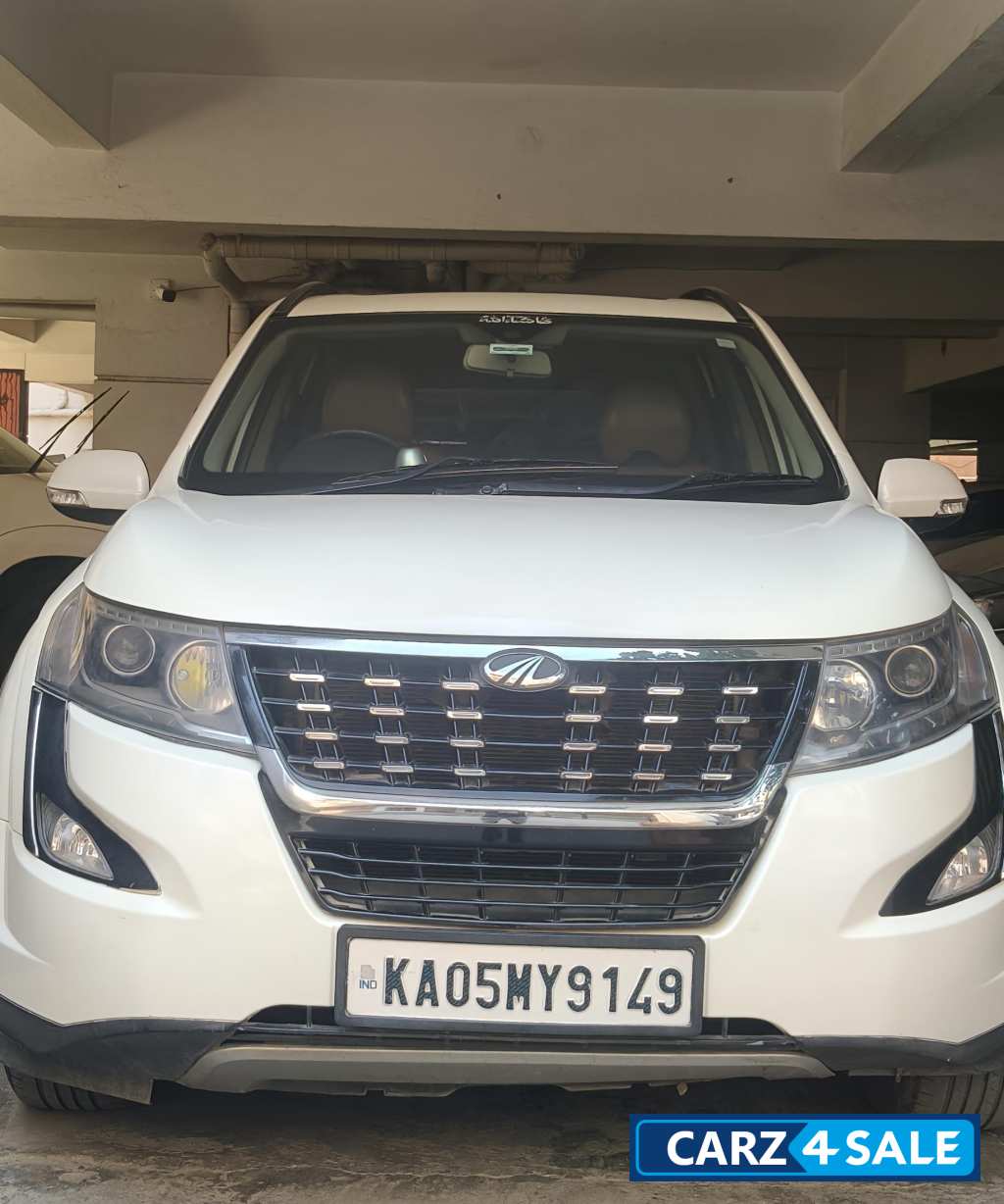 Mahindra XUV 500 W11