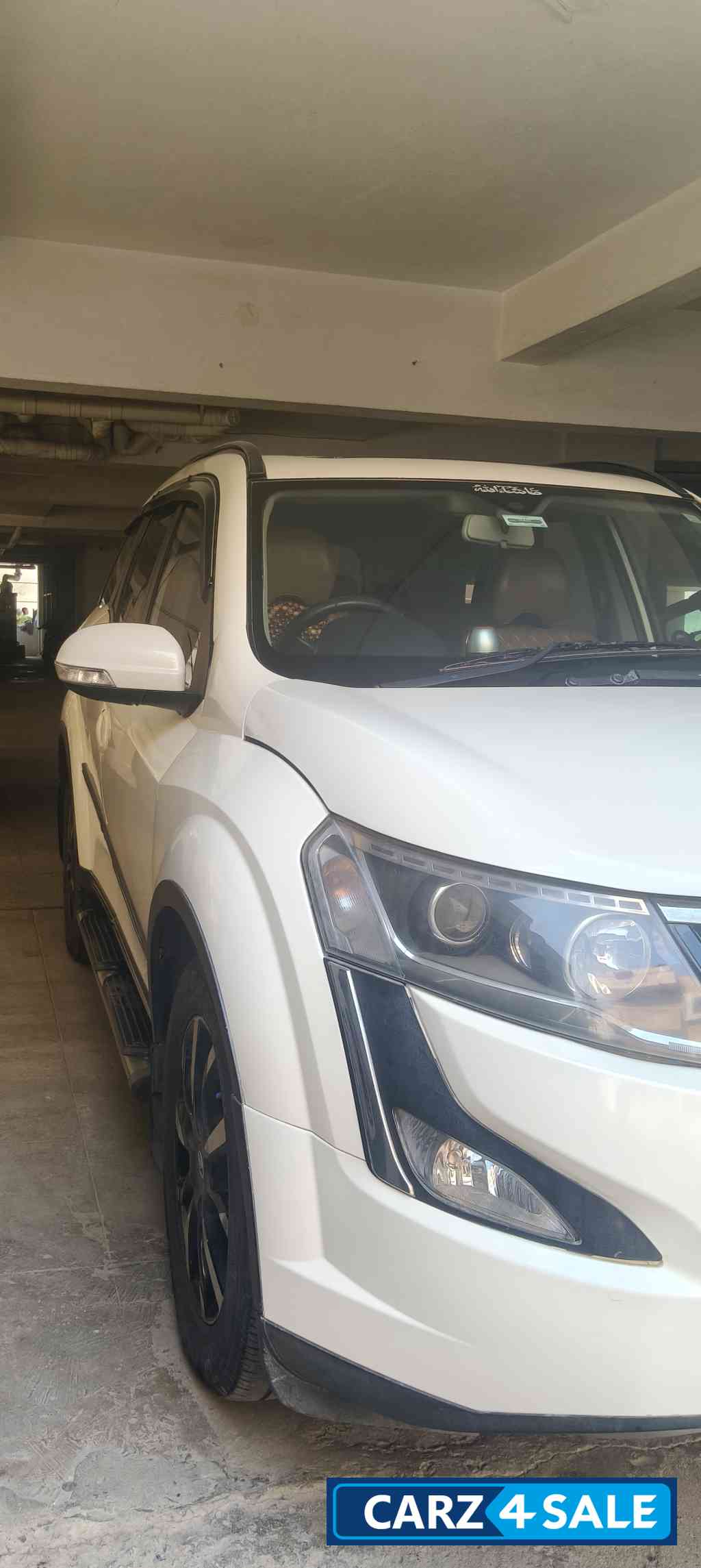 Mahindra XUV 500 W11