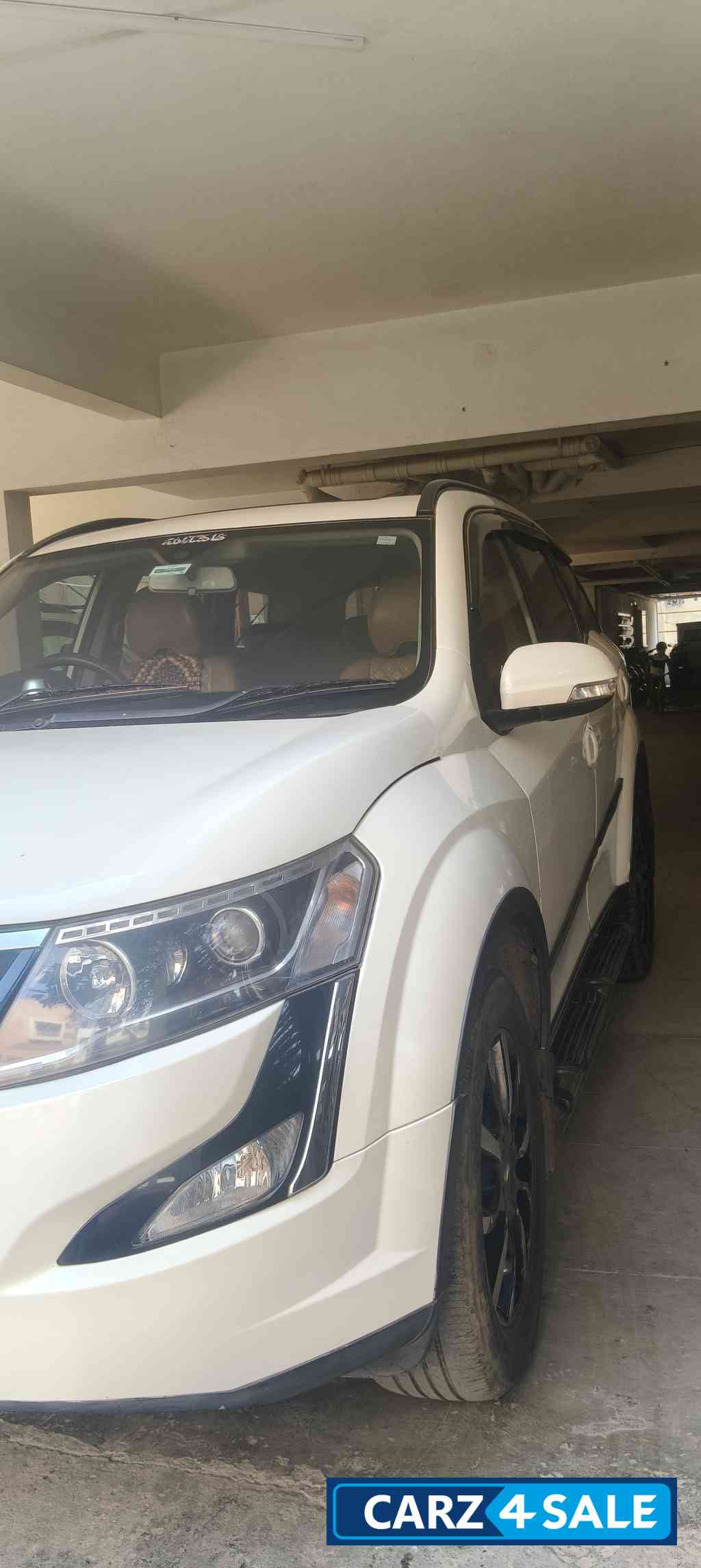 Mahindra XUV 500 W11