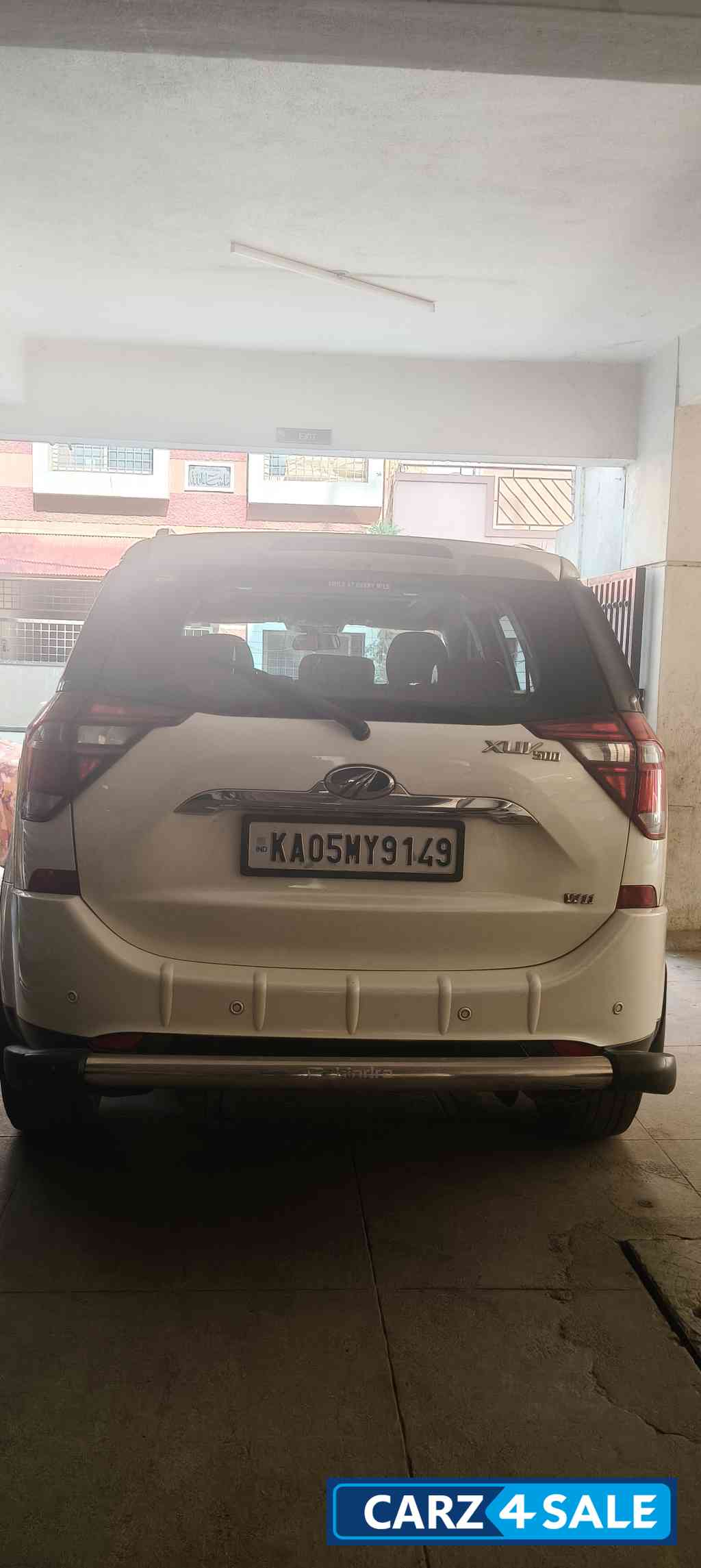 Mahindra XUV 500 W11