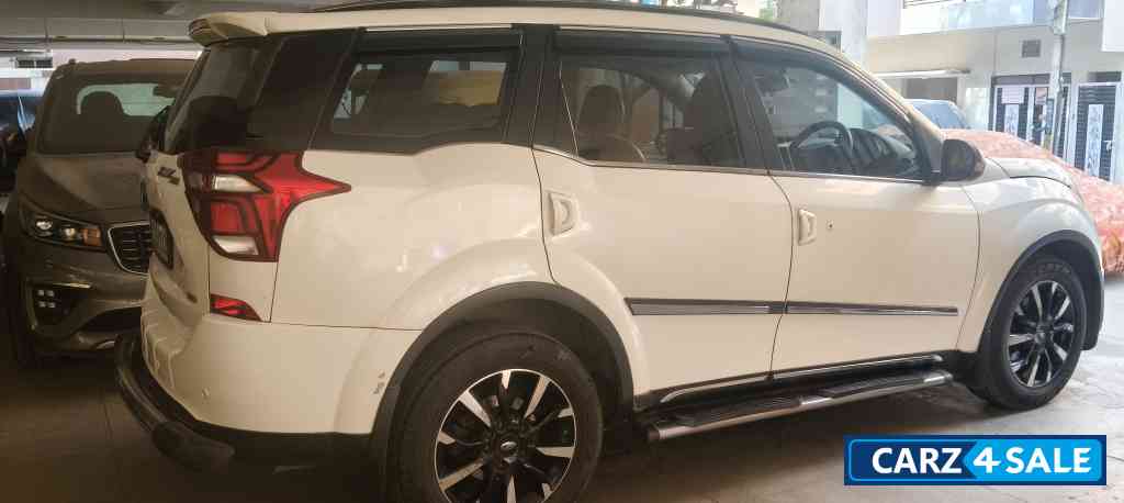Mahindra XUV 500 W11