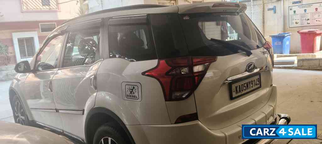 Mahindra XUV 500 W11
