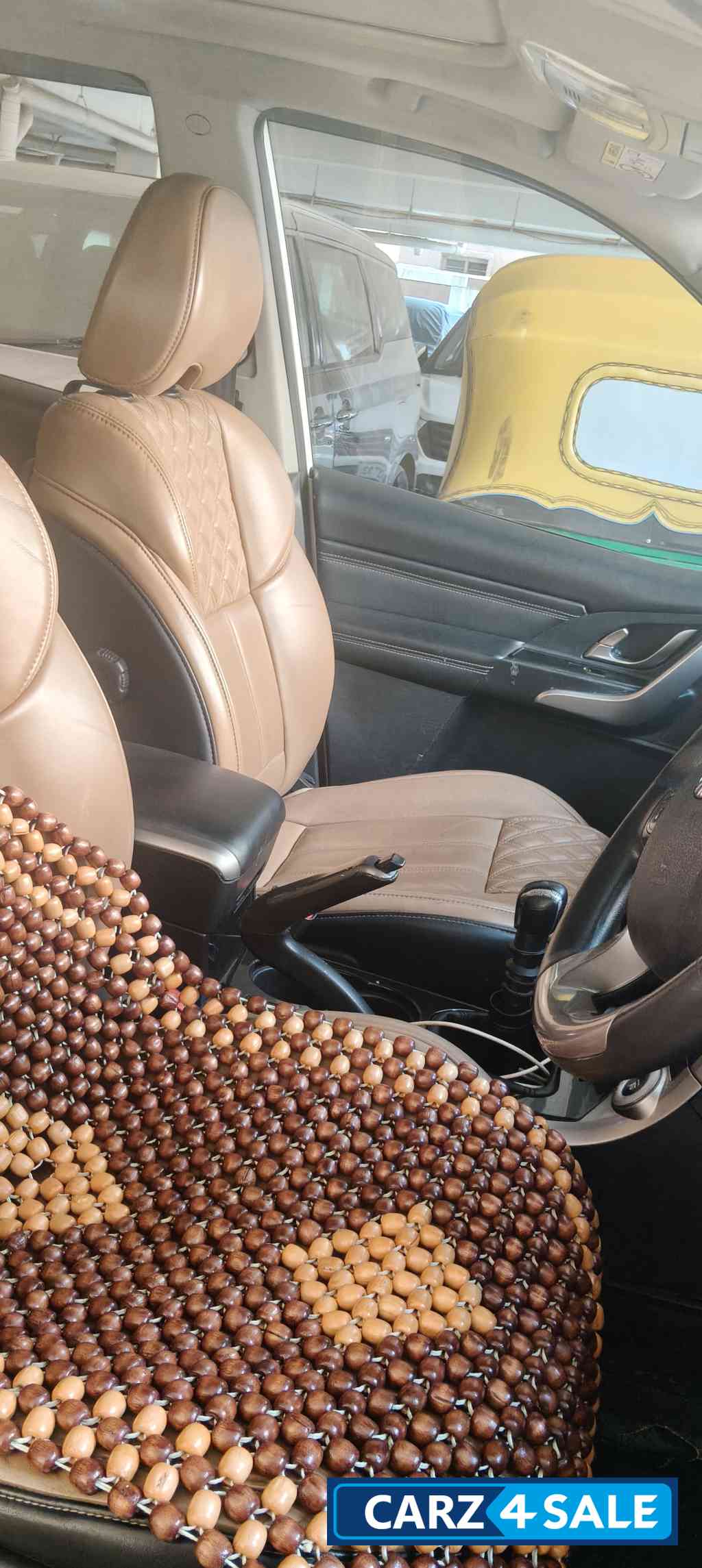 Mahindra XUV 500 W11