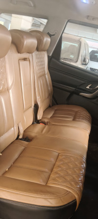 Mahindra XUV 500 W11