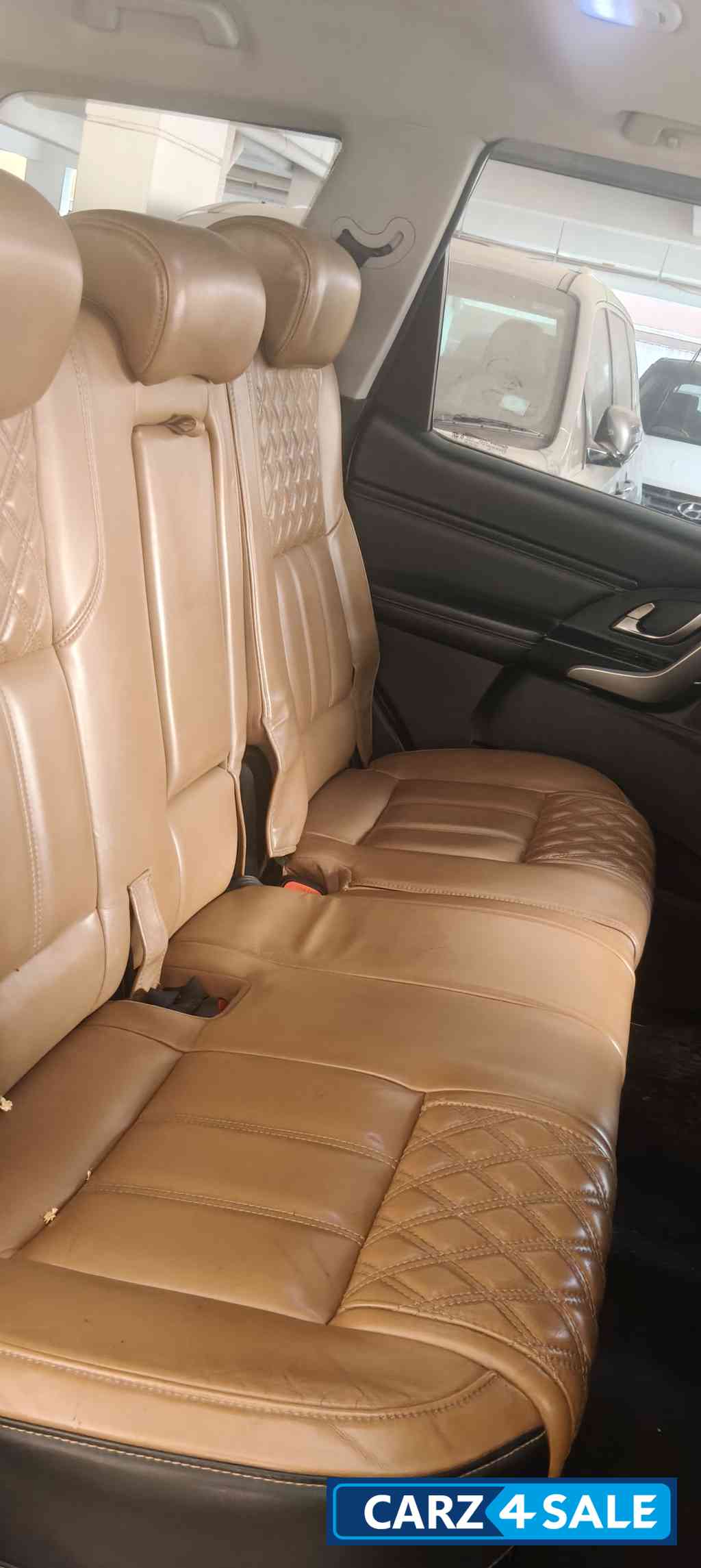 Mahindra XUV 500 W11