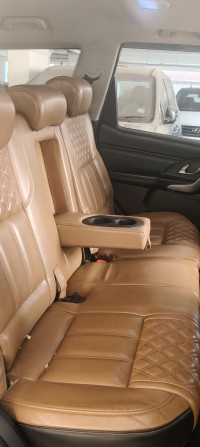 Mahindra XUV 500 W11