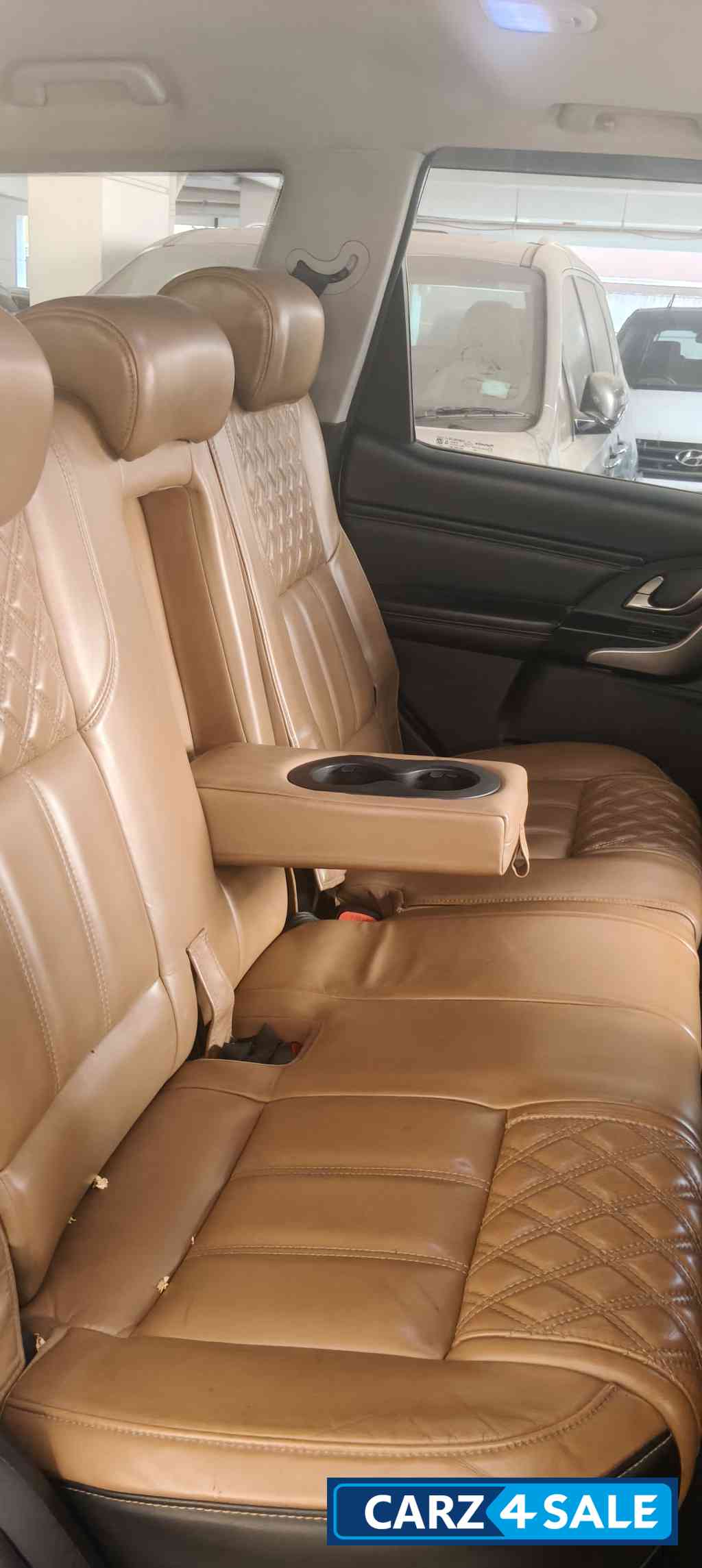 Mahindra XUV 500 W11