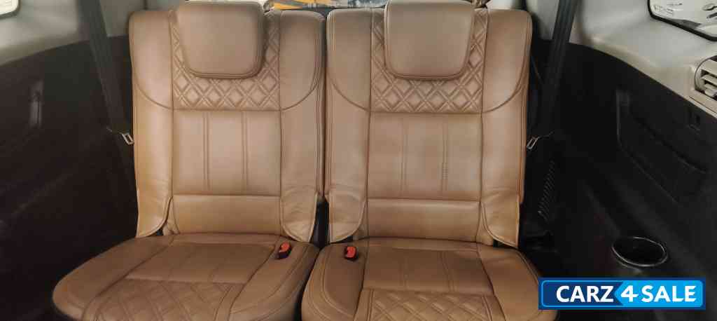 Mahindra XUV 500 W11