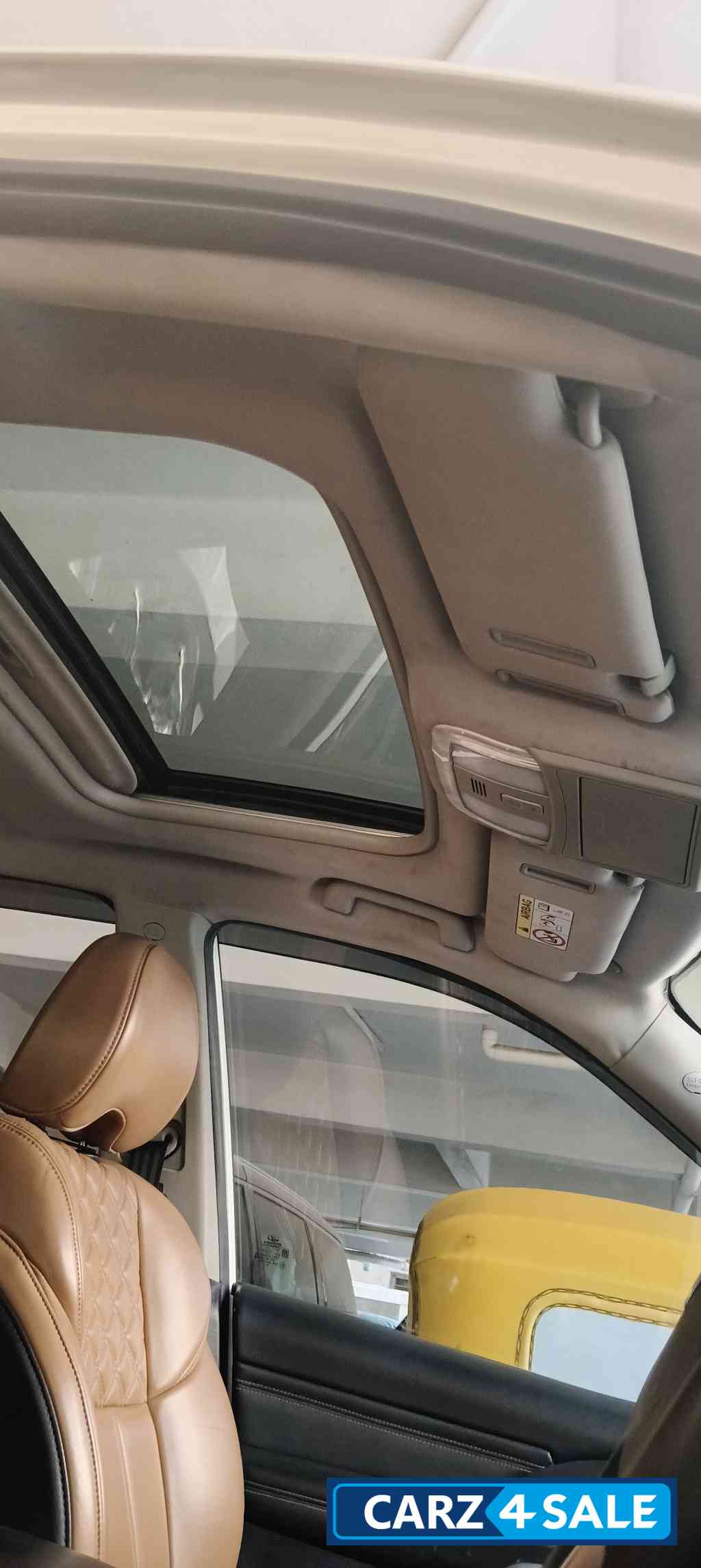 Mahindra XUV 500 W11