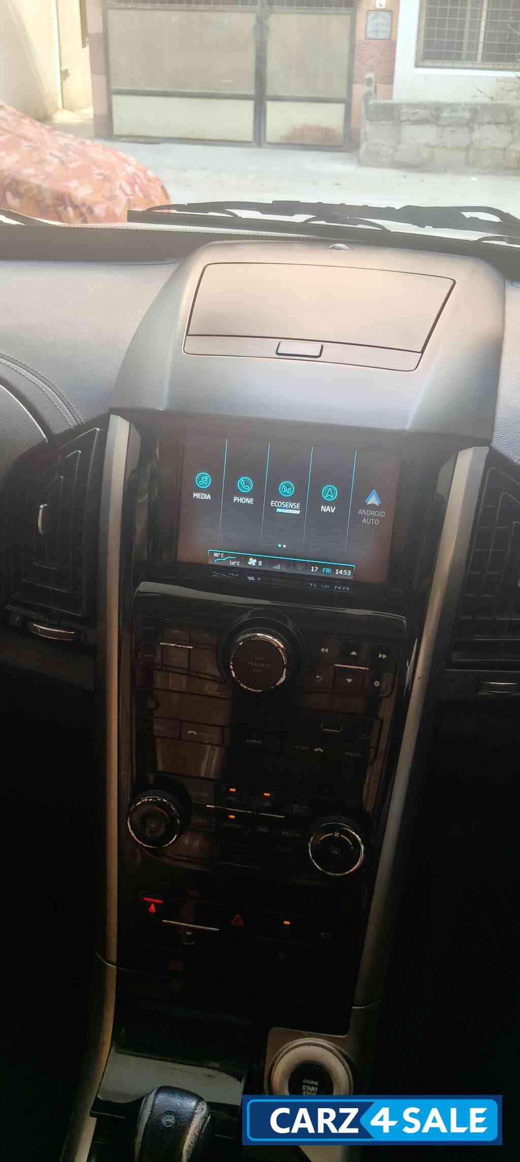 Mahindra XUV 500 W11