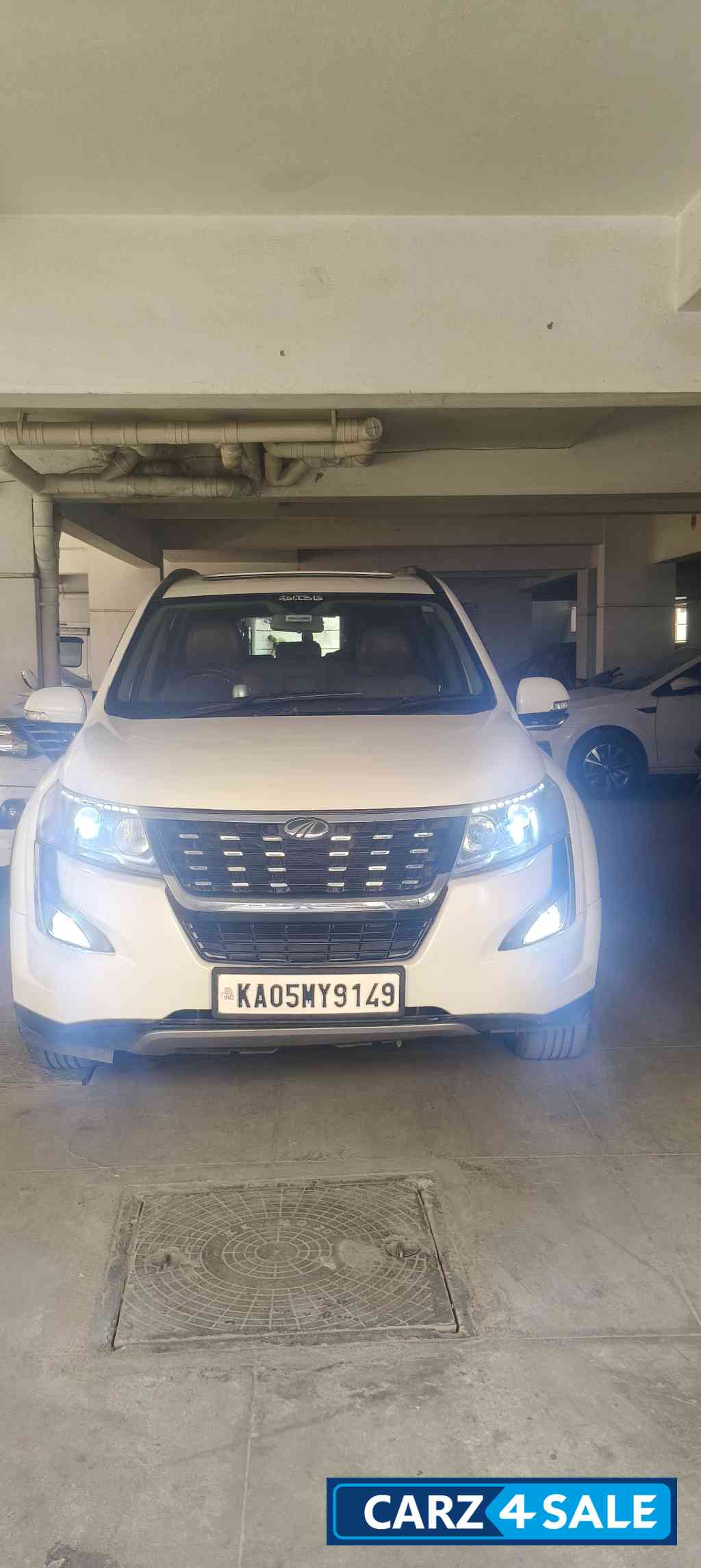 Mahindra XUV 500 W11