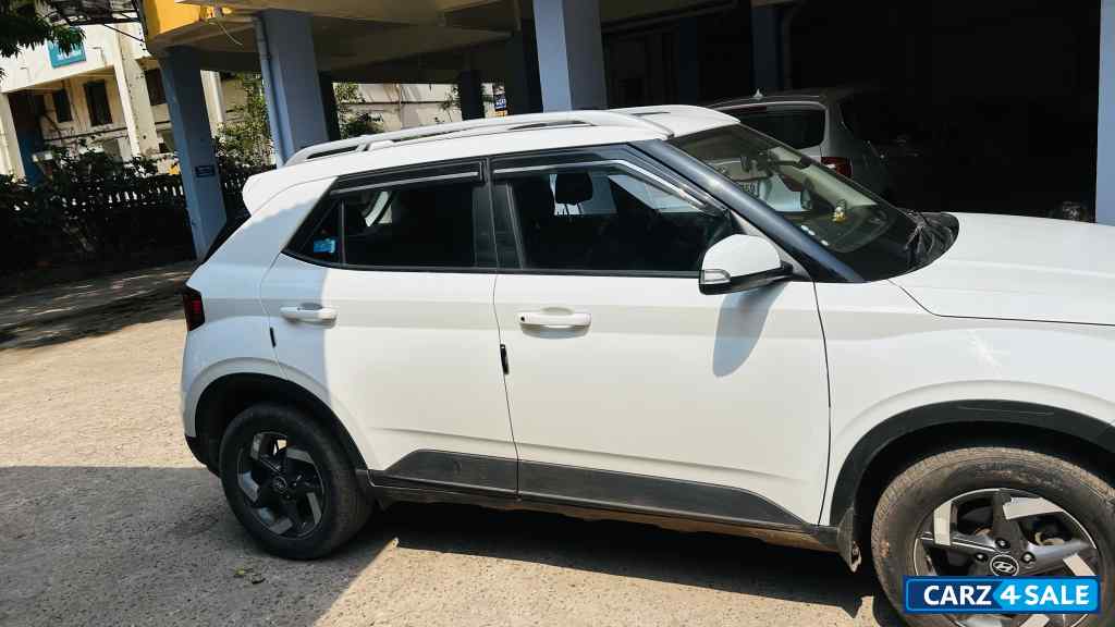 White Hyundai Venue 1.OL Turbo GDI SX MT