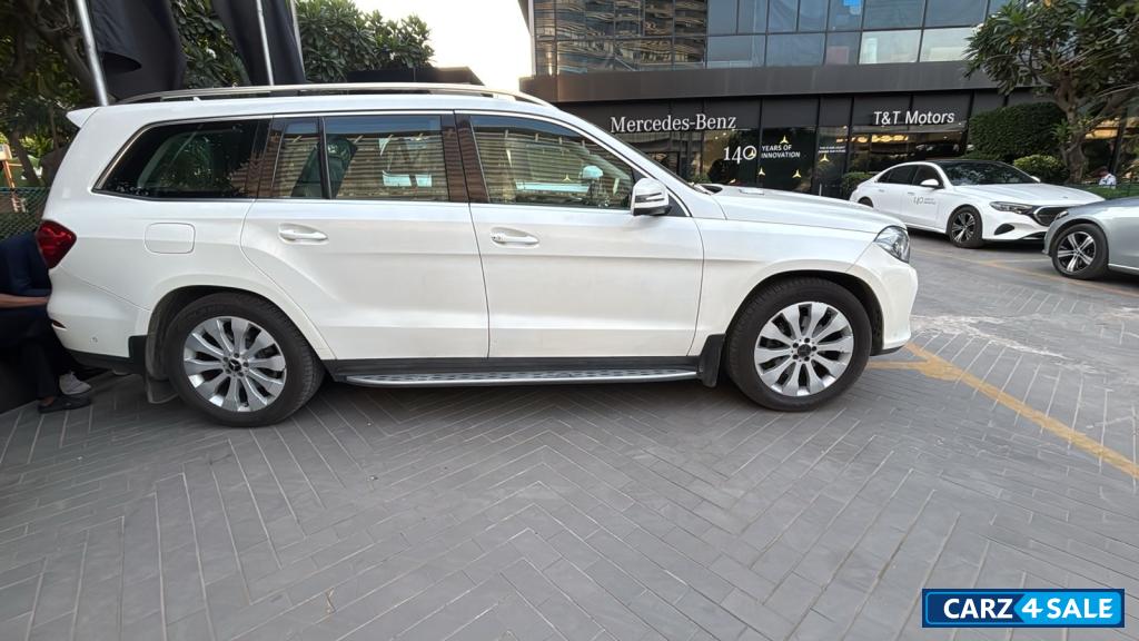 White Mercedes-Benz GLS 400