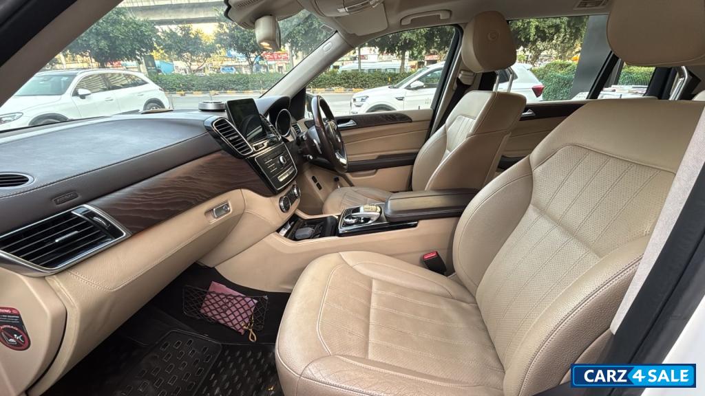 White Mercedes-Benz GLS 400