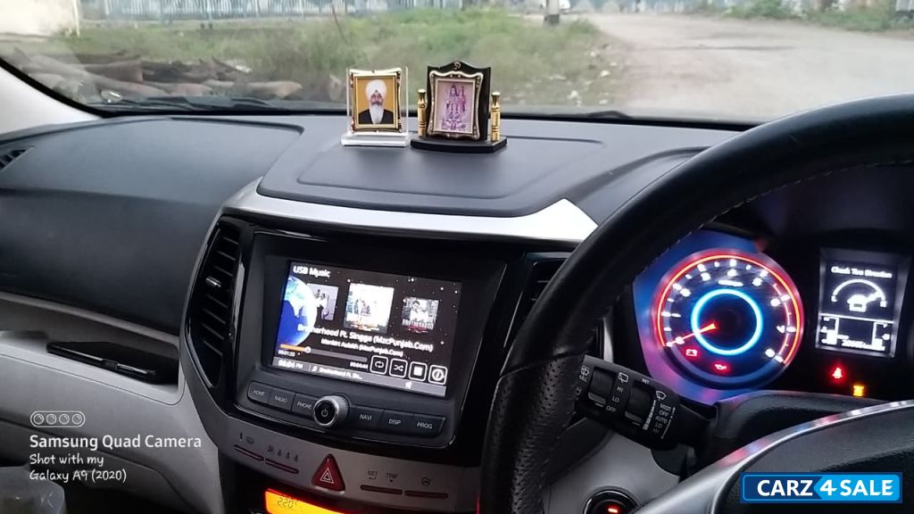 Mahindra XUV300 W8(O) PET BS4 MT