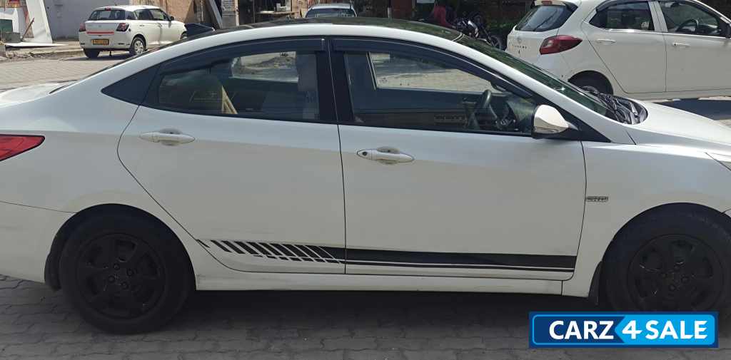 White Hyundai Verna Fluidic 1.6 CRDI EX