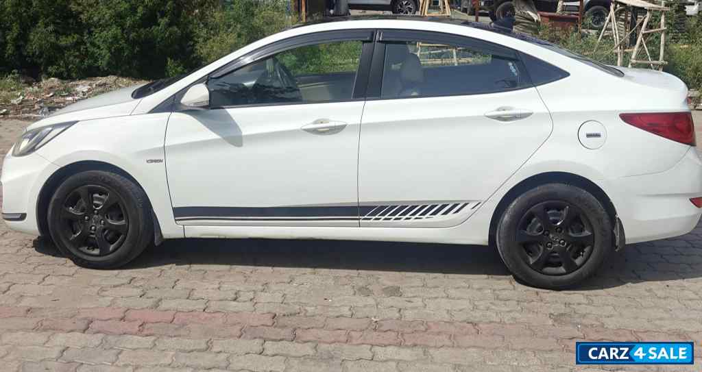 White Hyundai Verna Fluidic 1.6 CRDI EX