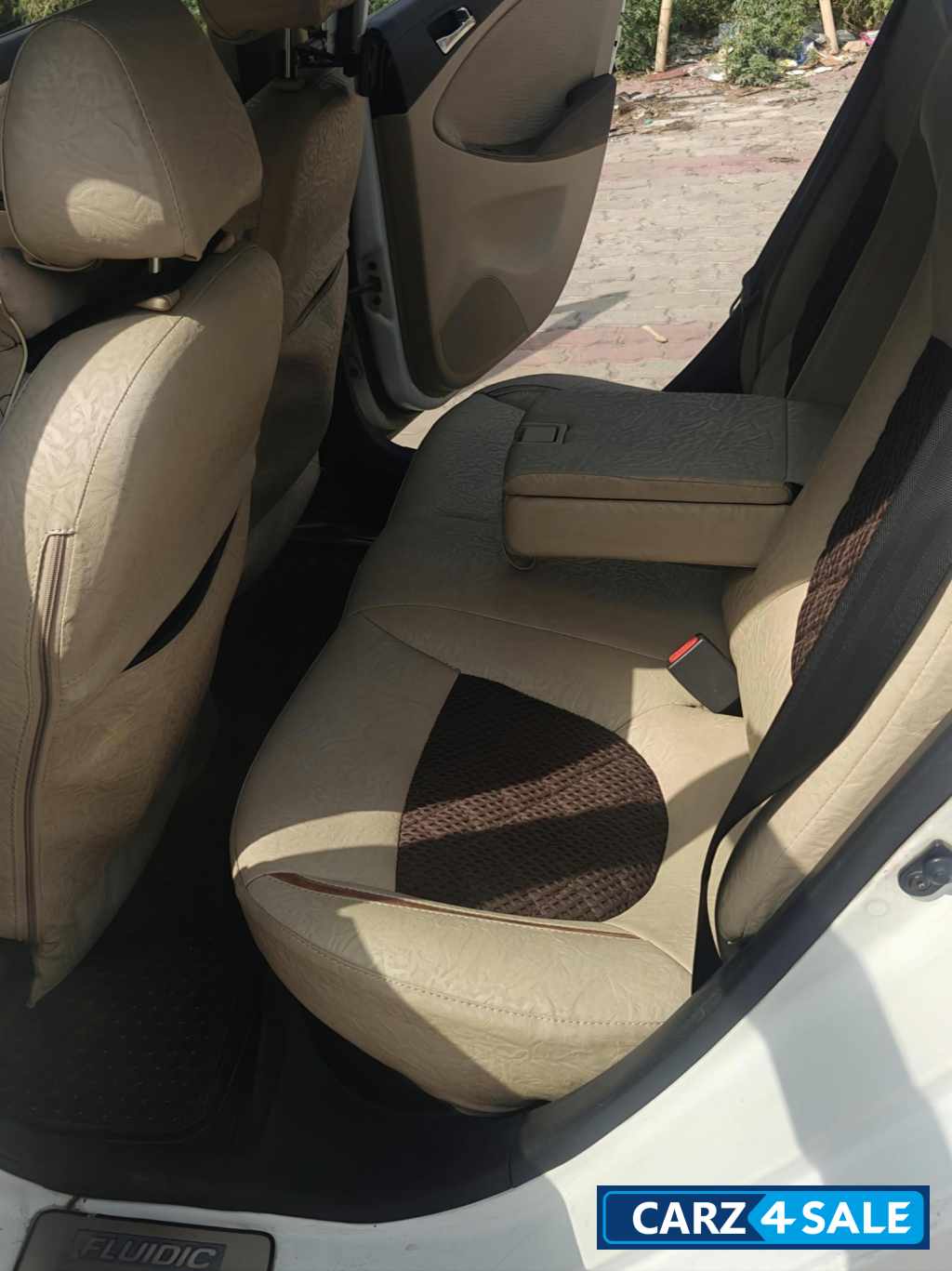 White Hyundai Verna Fluidic 1.6 CRDI EX