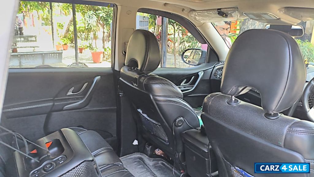 Mahindra XUV 500 W10 AWD