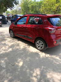 Red Hyundai i10 Grandi10