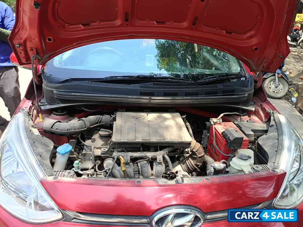 Red Hyundai i10 Grandi10