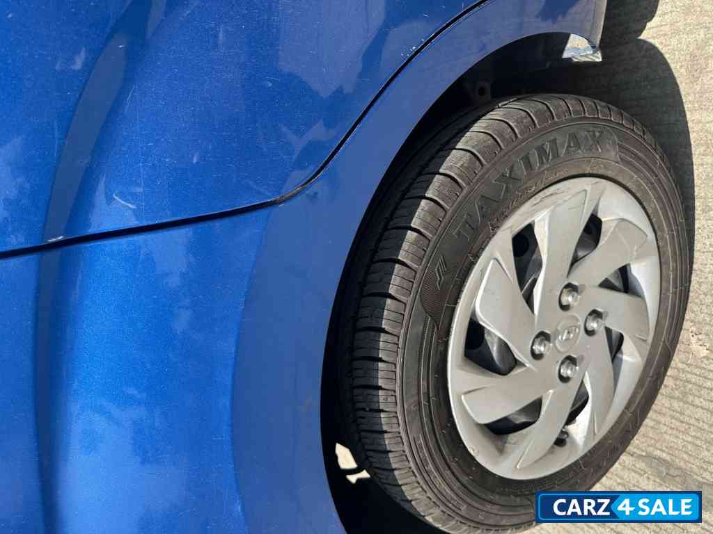 Blue Hyundai Santro Sportz CNG Blue Hyundai Santro Sportz CNG